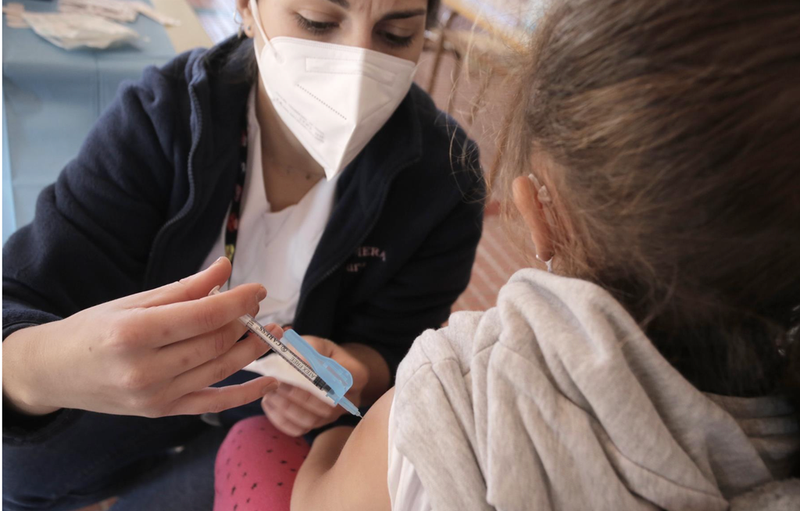  Una niña recibe una vacuna. Joaquín Reina - Europa Press 