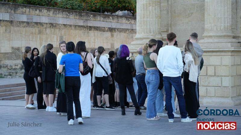  Grupo de turistas en puerta de puente romano julio sanchez CBN (2) 