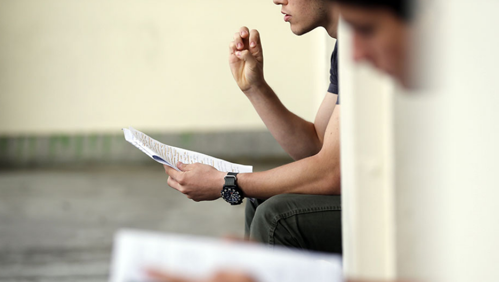  Estudiantes ultimando detalles antes de la Prueba de Evaluación de Bachillerato para el Acceso a la Universidad. (Foto Archivo EFE). 
