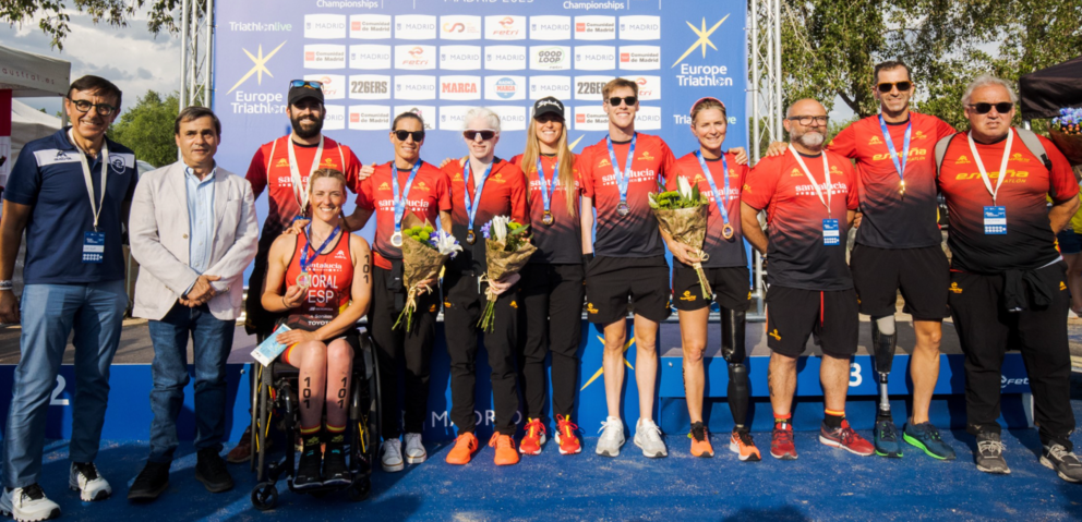  También se llevó la medalla de oro Marta Francés en la categoría PTS4 para deportistas con discapacidad física moderada, al cruzar la meta en 1.15’16” con una gran distancia sobre sus perseguidoras, la alemana Eike Van Engelen (1.18’36”) y la británica Hannah Moore (1.22’57”).  Entre los hombres, Nil Riudavets, que es miembro del Equipo CaixaBank de Promesas Paralímpicas de Triatlón, se colgó la plata (58’00”) y Alejandro Sánchez Palomero quedó en sexta posición (1.01’40”). <br>Los otros dos títulos continentales se los repartieron Dani Molina en la clase PTS3 (1.07’49”) y Eva Moral en la PTWC para deportistas que utilizan silla de ruedas y hanbike (1.12’58”). En esa misma categoría, José Cristóbal Ramos finalizó sexto (1.10’41”). La única medalla de bronce española se la llevó Rakel Mateo, que completó el circuito en 1.39’01” dentro de la clase PTS2 para los triatletas con mayor afectación que compiten a pie, en la que Lionel Morales fue cuarto (1.11’54”).<br>Los demás miembros de la selección nacional también finalizaron cerca del podio. Entre los que tienen menor discapacidad física (PTS5), Jairo Ruiz, Andrea Miguélez y Cristina Miranda quedaron cuarto (56’18”), quinta (1.09’44”) y séptima (1.18’38”), respectivamente, mientras que Kini Carrasco acabó quinto en la PTS3 (1.14’12”). Y entre los que tienen discapacidad visual (TVI), fueron cuartos Héctor Catalá-Carlos Oliver (56’04”), octavos Jota García-Adrián Salto (58’51”) y décimos Rafael Cabello-Fernando Zorrilla (1’01.40”) 