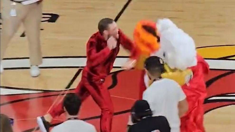  Momento en el que Conor McGregor propina a la mascota de los Heat el primer golpe 