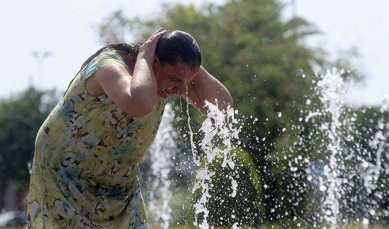  Una mujer se refresca en una de las fuentes de la ciudad debido a las altas temperaturas que se registran en Córdoba, dentro de la ola de calor que se registra en casi toda España 