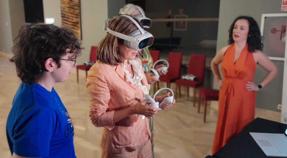  La consejera de Empleo, Rocío Blanco, prueba las gafas de realidad virtual. 