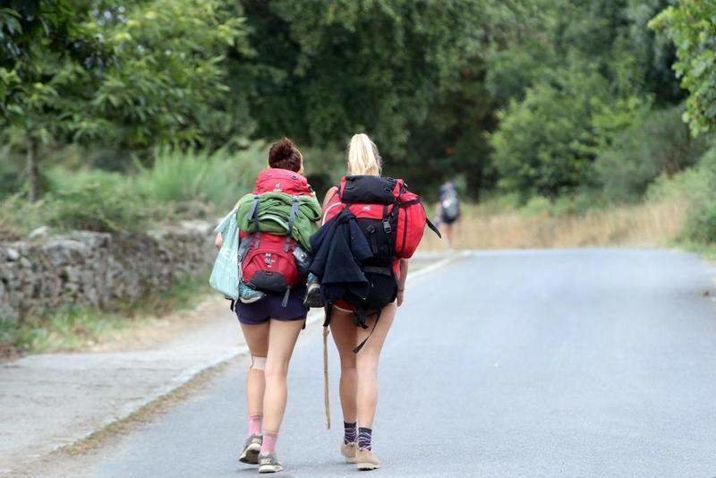  Dos mujeres peregrinas realizan el Camino de Santiago 