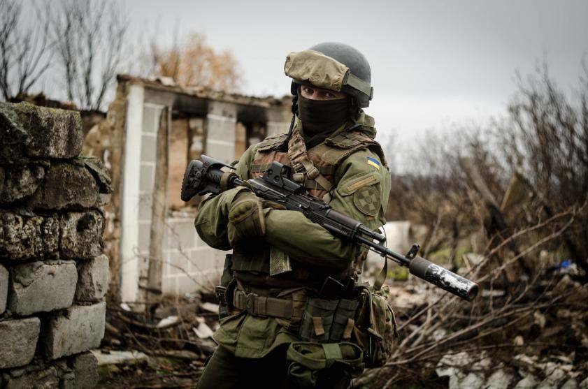  Soldado ucraniano en el campo de batalla 