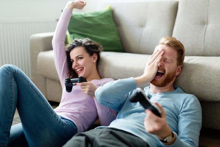  Dos personas jugando a videojuegos 