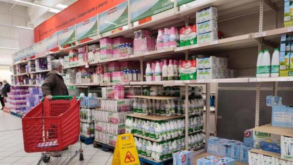  Varias personas compran leche en un supermercado de Madrid, en una imagen de archivo 