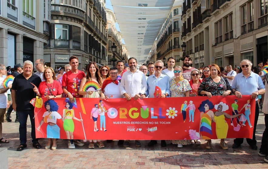  El secretario general del PSOE de Málaga, Daniel Pérez, junto a la delegación socialista en la manifestación por los derechos LGTBI en la capital malagueña 
