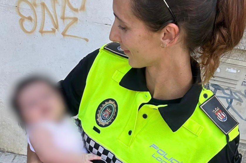  Agente de la policía con la bebé rescatada 