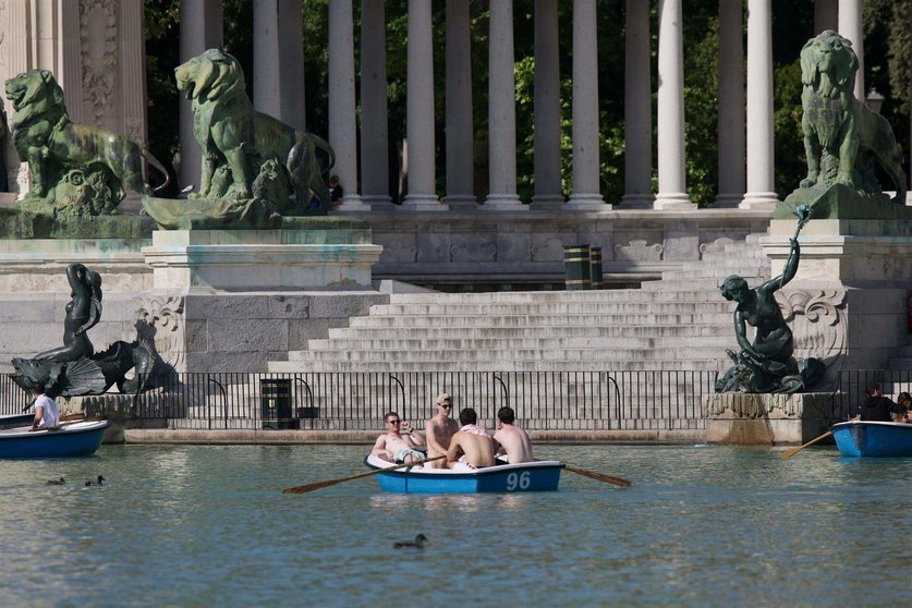  Un grupo de chicos en las barcas de El Retiro en día en que España ha comenzado a sufrir un episodio cálido con temperaturas de pleno verano 