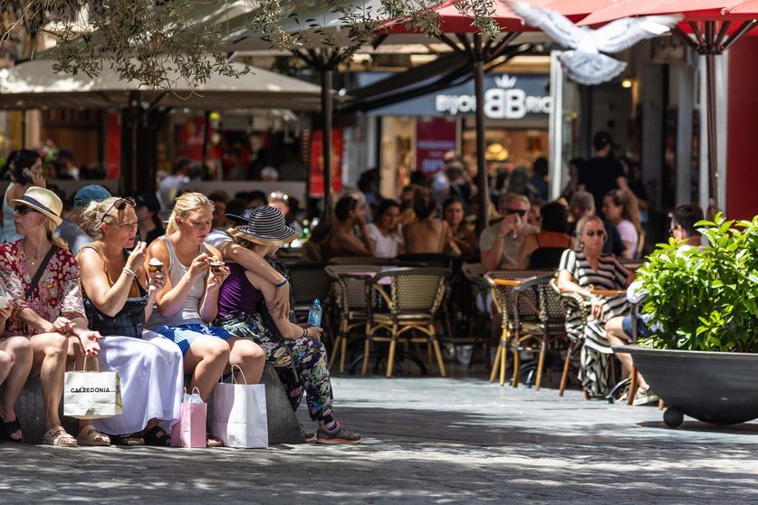 Unas chicas comen helado, a 15 de julio de 2023, en Palma, Mallorca, Baleares 