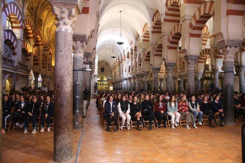  Educadores, capellanes y alumnos de colegios con proyectos educativos de ideario católico participan en la adoración al Santísimo y conocen la JMJ de Lisboa 