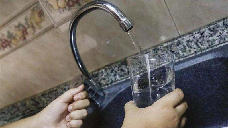  Persona echandose un vaso de agua 