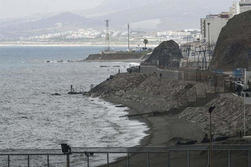  Imagen del vallado fronterizo en la playa del Tarajal, en Ceuta - Antonio Sempere - Europa Press 