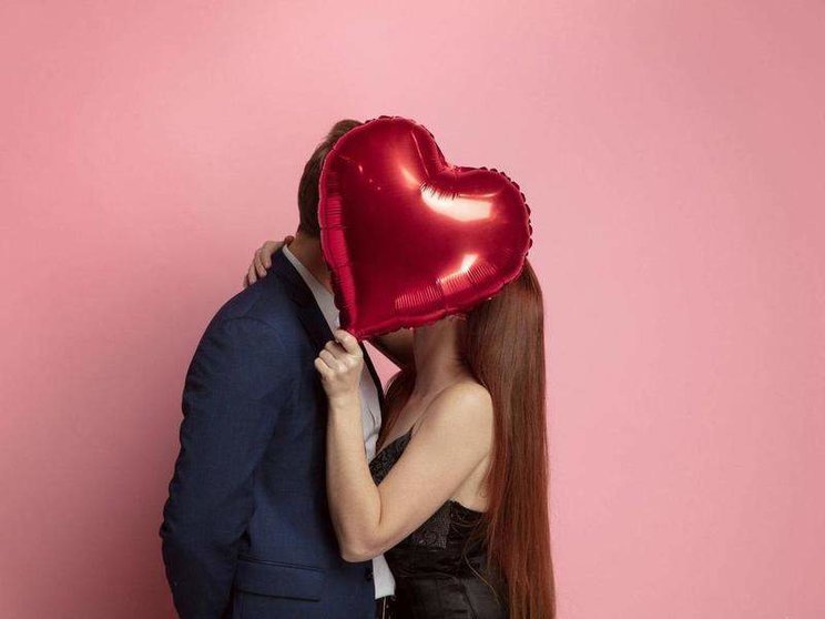  Enamorados besándose por San Valentín 