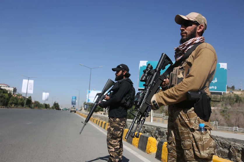  Miembros de los talibán hacen guardia en un puesto de control en Kabul 