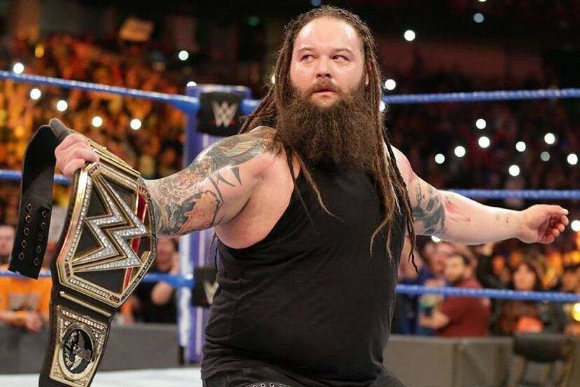 Bray Wyatt con el cinturón de la WWE