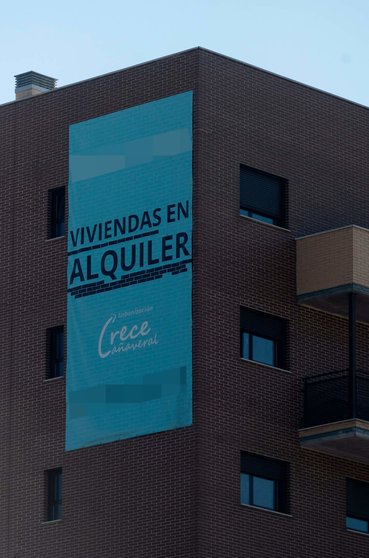 Cartel de alquiler en un edificio de viviendas ubicado en Madrid