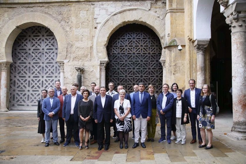  Los ministros de Agricultura de la UE posan ante la Mezquita Catedral de Córdoba en el marco de la reunión informal organizada en esa ciudad con motivo de la Presidencia española de la UE. - MADERO CUBERO (EUROPA PRESS) 
