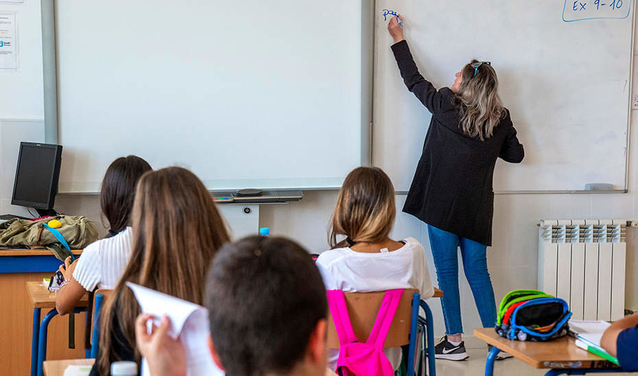  Maestra impartiendo clase en un aula 