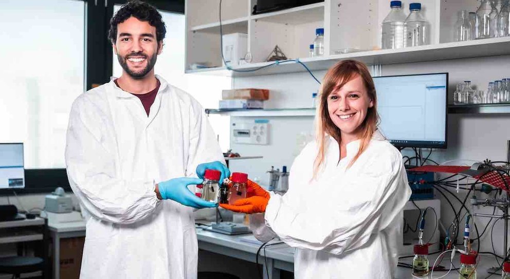  Mohammed Mouhib y Melania Reggente, los científicos principales del estudio, posando en su laboratorio en la EPFL 