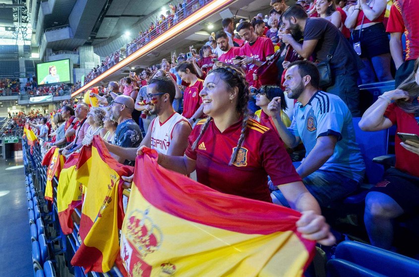  Cientos de aficionados celebran la victoria de la Selección española de Fútbol Femenino en la final del Mundial Femenino de Fútbol, en el WiZink Center de Madrid 