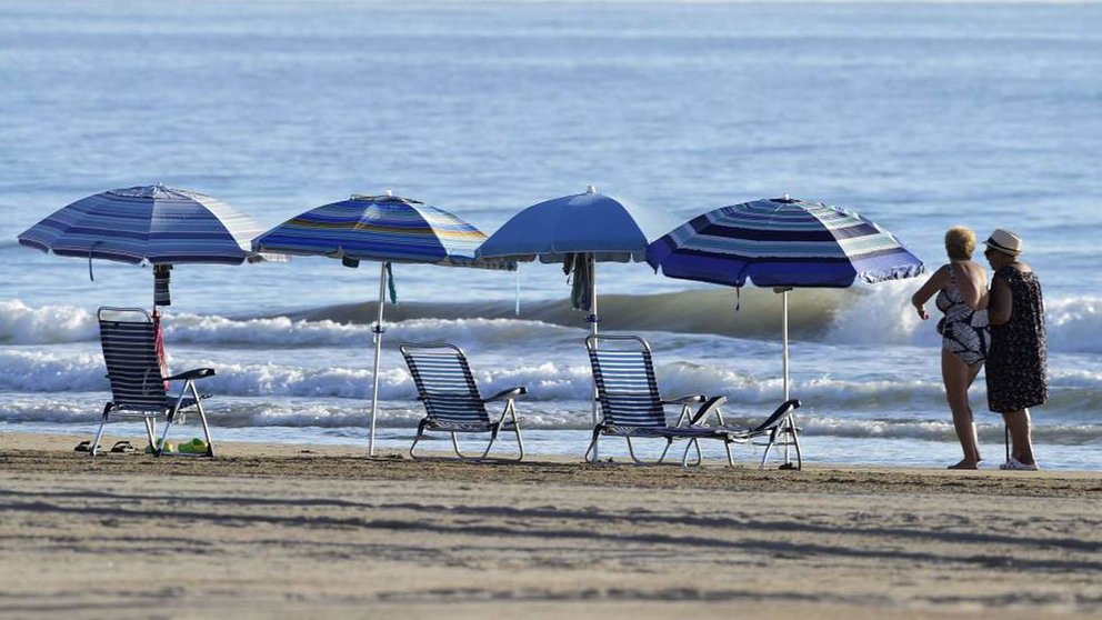  Sombrillas solitarias en la playa 