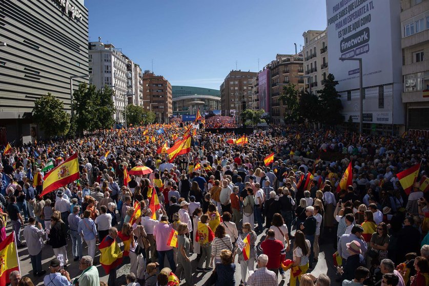  Multitud de simpatizantes protestan contra la amnistía en el barrio de Salamanca, Madrid 