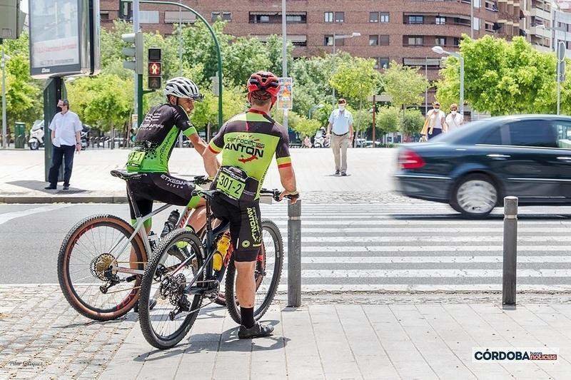  Dos ciclistas en el Vial Norte en Córdoba / Pilar Gázquez. 