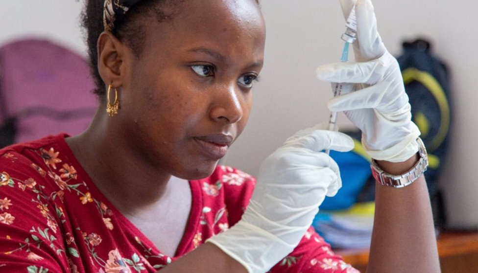  Archivo - Vacunación contra la malaria con la vacuna 'R21/Matrix-M', desarrollada por la Universidad de Oxford, en un hospital de Tanzania. - TOM WILKINSON / UNIVERSITY OF OXFORD - Archivo 