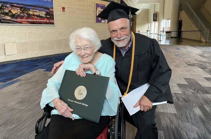  Sam Kaplan graduado a los 72 años y su madre de 99 