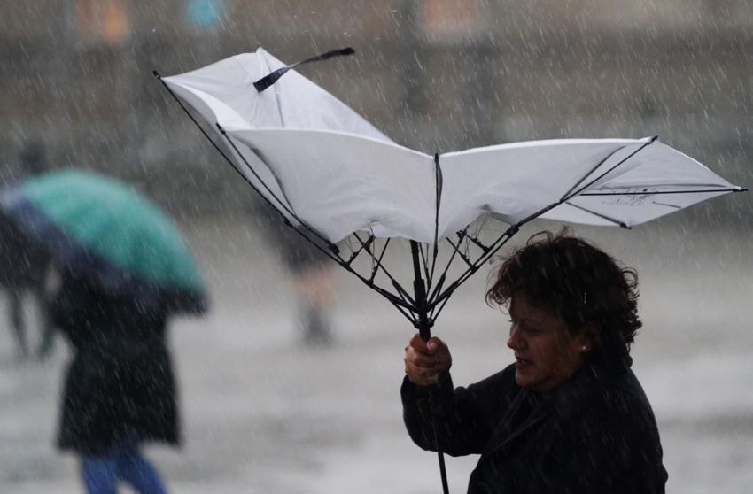  Una mujer sujeta un paraguas durante el paso de la borrasca ‘Aline’ - Álvaro Ballesteros - Europa Press 