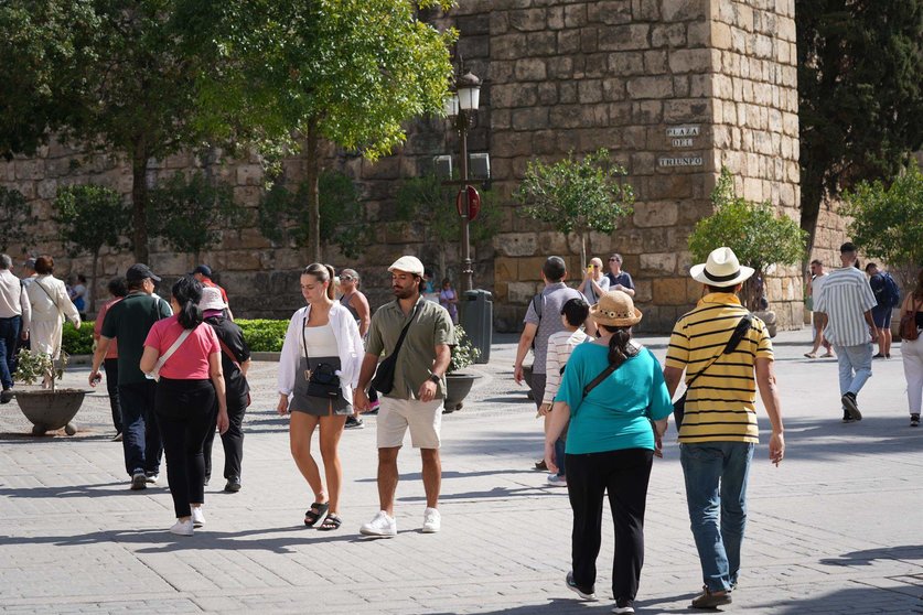  Turistas pasean por los lugares más representativos de la ciudad de Sevilla 