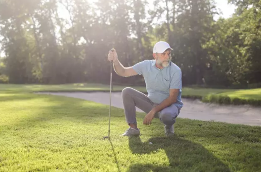  Un hombre jugando al golf 