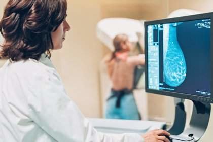  Doctora analizando un cáncer de mama metastásico 