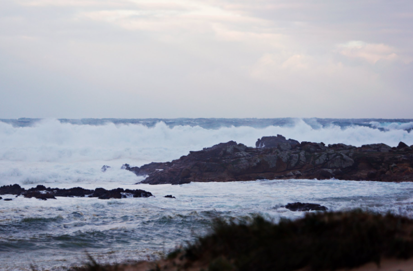  Playa de Doñinos, a 20 de octubre de 2023, en Ferrol, A Coruña, Galicia (España). La Xunta ha activado para hoy la alerta roja por temporal costero en el litoral Norte y Noroeste de la provincia de A Coruña, incluyendo la ciudad, y en la costa lucense 