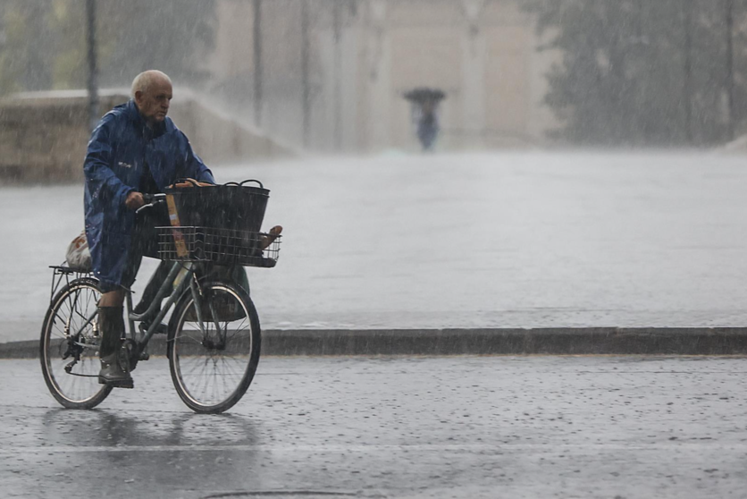  Archivo - Una persona en bicicleta bajo la lluvia, a 15 de septiembre de 2023, en València, Comunidad Valenciana (España). Las tormentas, en algunos casos de intensidad fuerte, están recorriendo durante las primeras horas de la mañana de este viernes los - Rober Solsona - Europa Press - Archivo 