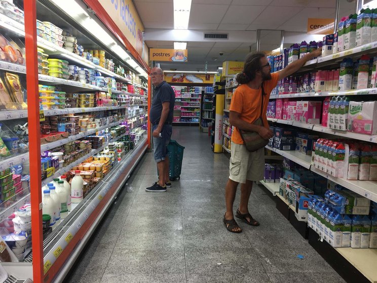  Personas comprando en el supermercado 