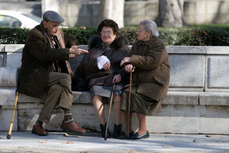  Ancianos charlando. Imagen: ONCE 