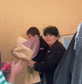  Captura del vídeo de la profesora recibiendo el regalo 