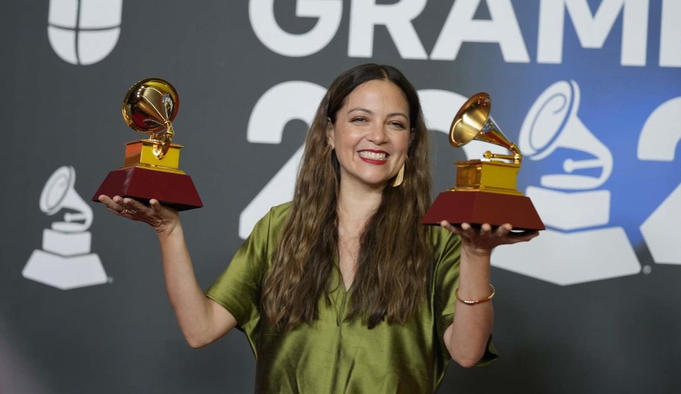  La cantante Natalia Lafourcade, posa con los Grammy a mejor compositora de álbum y mejor composición de canción, que le ha sido otorgado durante la gala entrega de los Latin Grammy 2023, en el Palacio de Congresos de Sevilla, a 16 de noviembre de 2023 
