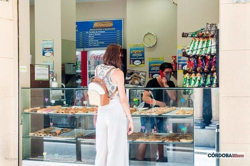 Mujer comprando en una tienda de comida / Pilar Gázquez. 