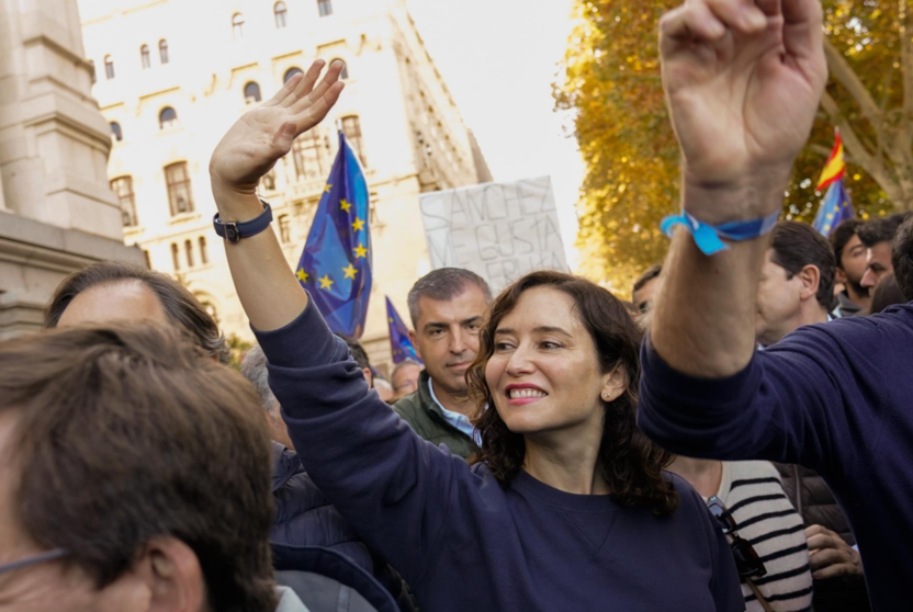  La presidenta de la Comunidad de Madrid, Isabel Díaz Ayuso, en la manifestación contra la amnistía en la Plaza de Cibeles - COMUNIDAD DE MADRID 