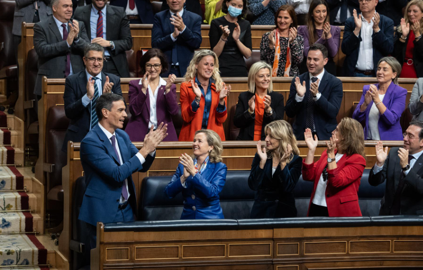  El recién nombrado presidente del Gobierno, Pedro Sánchez, aplaude tras finalizar la segunda sesión del debate de investidura como presidente de Gobierno, en el Congreso, a 16 de noviembre de 2023, en Madrid 