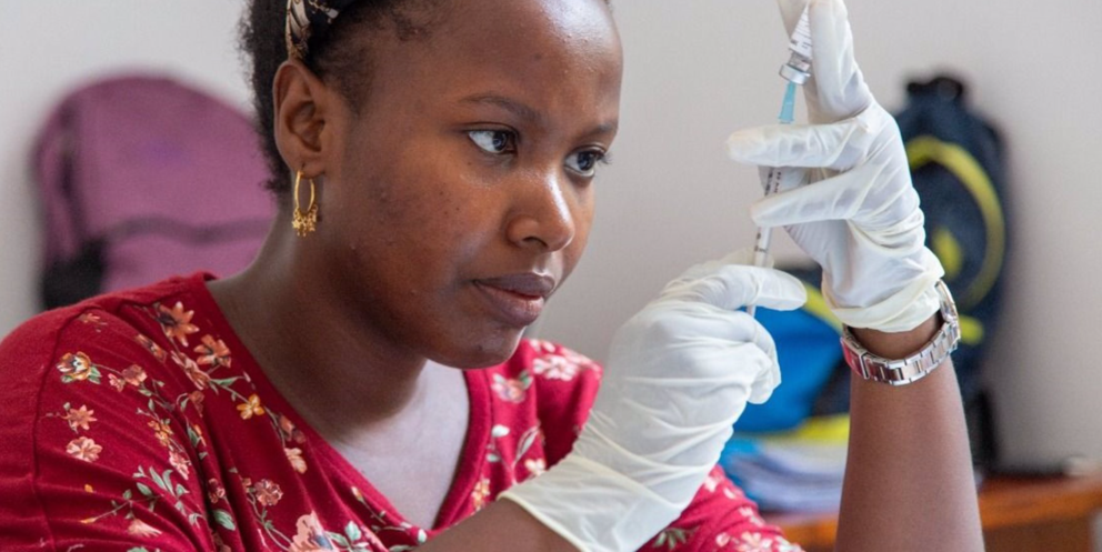  Vacunación contra la malaria con la vacuna 'R21/Matrix-M', desarrollada por la Universidad de Oxford, en un hospital de Tanzania. 