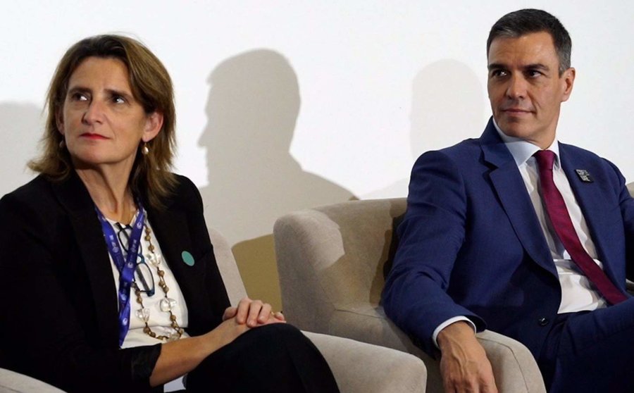  El presidente del Gobierno, Pedro Sánchez, y la ministra para la Transición Energética y Reto Demográfico, Teresa Ribera, durante su participación en la XXVIII Cumbre del Clima (COP28) de la ONU que se celebra en Dubai (Emiratos Árabes Unidos). - MITECO 