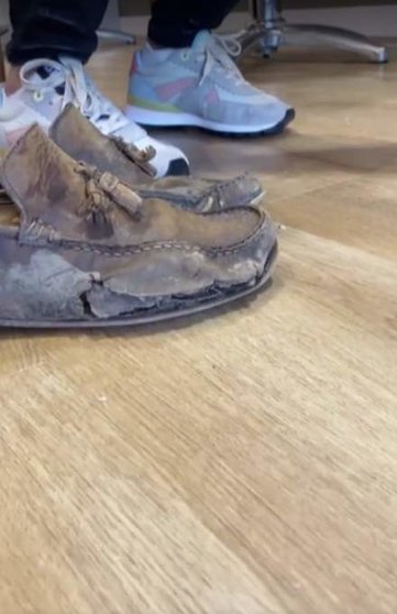  Imagen de los zapatos desgastados de un indigente en A Coruña. 