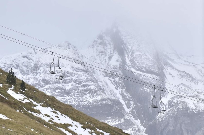  Nieve en la estación de esquí de Astún, a 5 de noviembre de 2023, en Huesca, Aragón (España). Las borrascas Ciarán y Domingos han traído al Pirineo aragonés más de 50 centímetros de nieve a su paso por la Península. Se ha llegado durante el temporal a los - Verónica Lacasa - Europa Press 