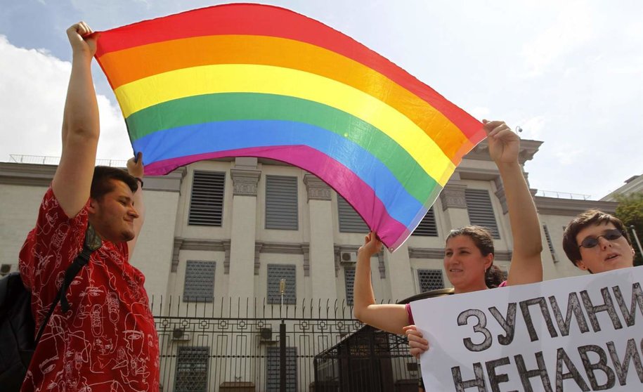  Archivo - Activistas LGBT sostienen una bandera durante una protesta exigiendo una investigación del asesinato de la activista rusa por los derechos LGBT Yelena Grigoryeva frente a la Embajada de Rusia en Kiev, Ucrania. - PAVLO GONCHAR / ZUMA PRESS / CONTACTOPHOTO 