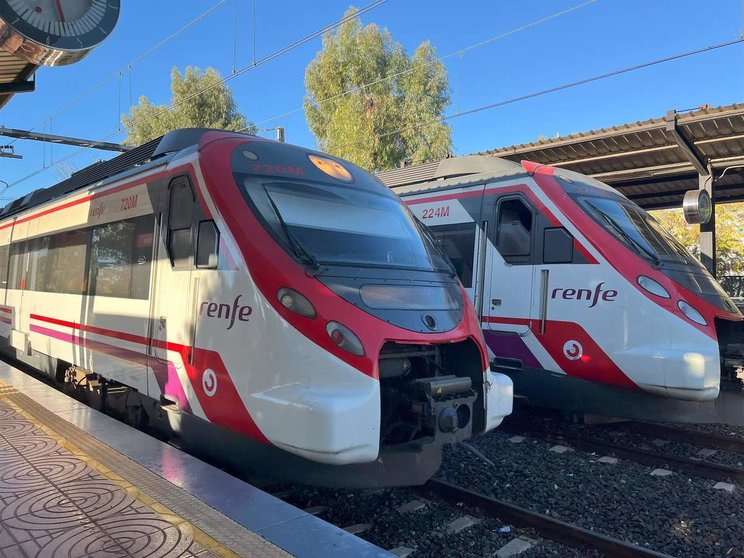  Dos trenes de cercanías de Renfe 